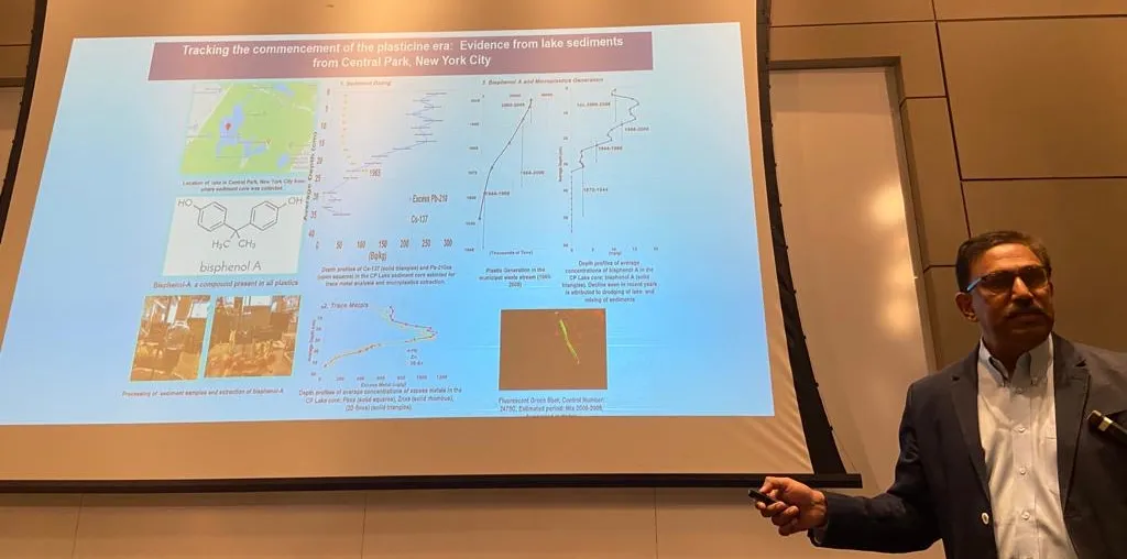 Professor Joaquim Goes giving a lecture on microplastics